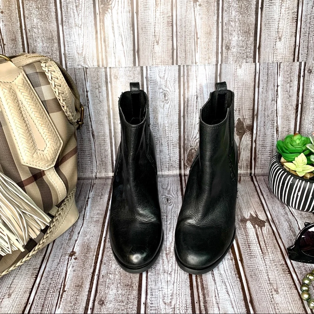 VINCE CAMUTO Classic Fall Minimalist Black Leather VP-Highland Ankle Boots, 6.5